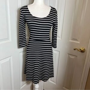 Old Navy Dress Petite Small Black White Striped 3/4 Sleeve Fit & Flare Casual
